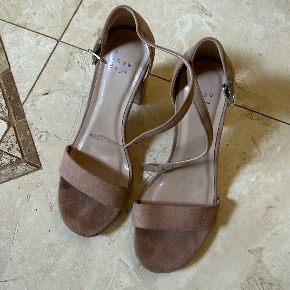 Nude suede heels 🥞
